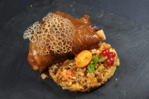 Souris d’agneau sauce braisage, boulghour et légumes indiens