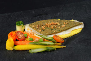 Filet de bar en croûte, purée de carotte et petits légumes